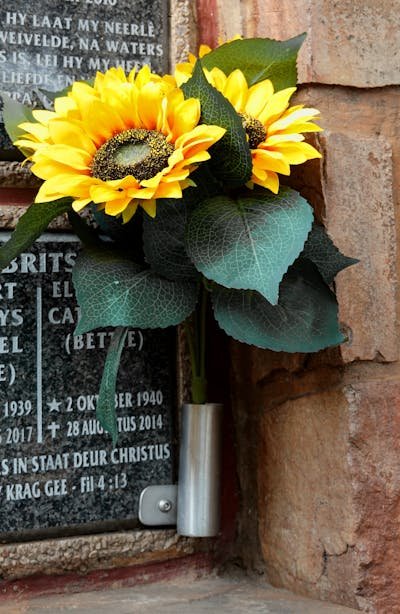 Fleurs artificielles pour cimetière : beauté éternelle et respect